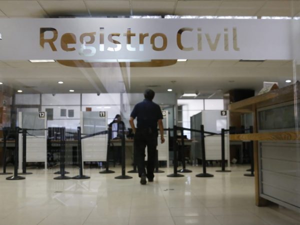Cierran locales y detienen a 11 por turnos falsos en Registro Civil