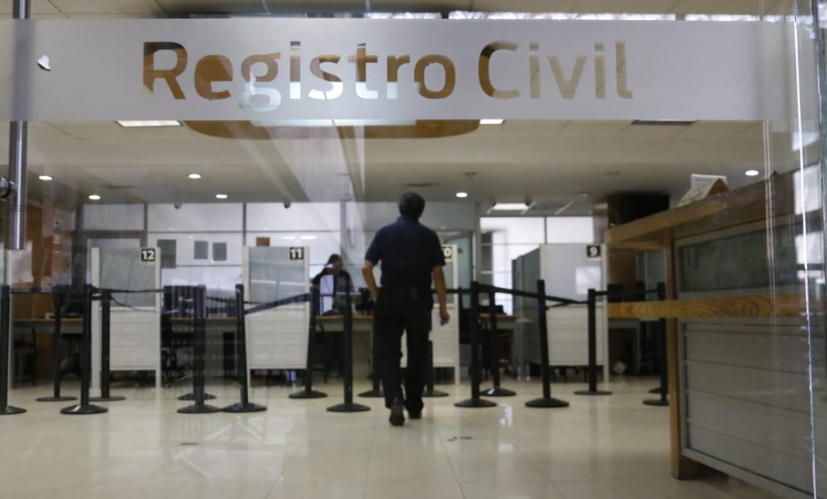 Cierran locales y detienen a 11 por turnos falsos en Registro Civil