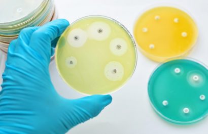 Bacterias que no mueren: El peligro oculto de la resistencia a los antibióticos por su mal uso.
