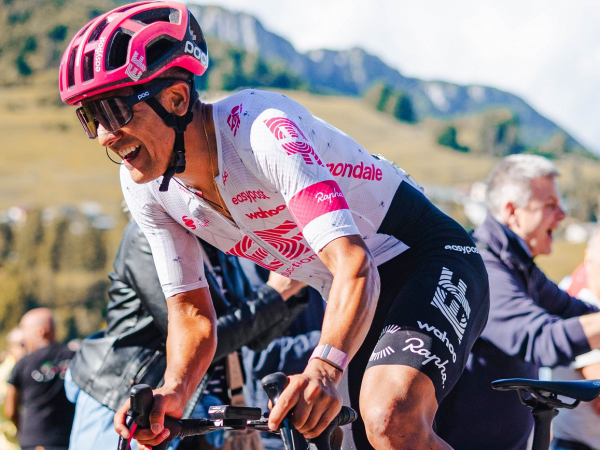 ¡Carapaz al ataque! Subió al segundo lugar en el Giro tras brillante Etapa 17