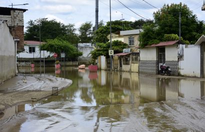 La calle 18 de Octubre y Chile, permanecen con agua y lodo.