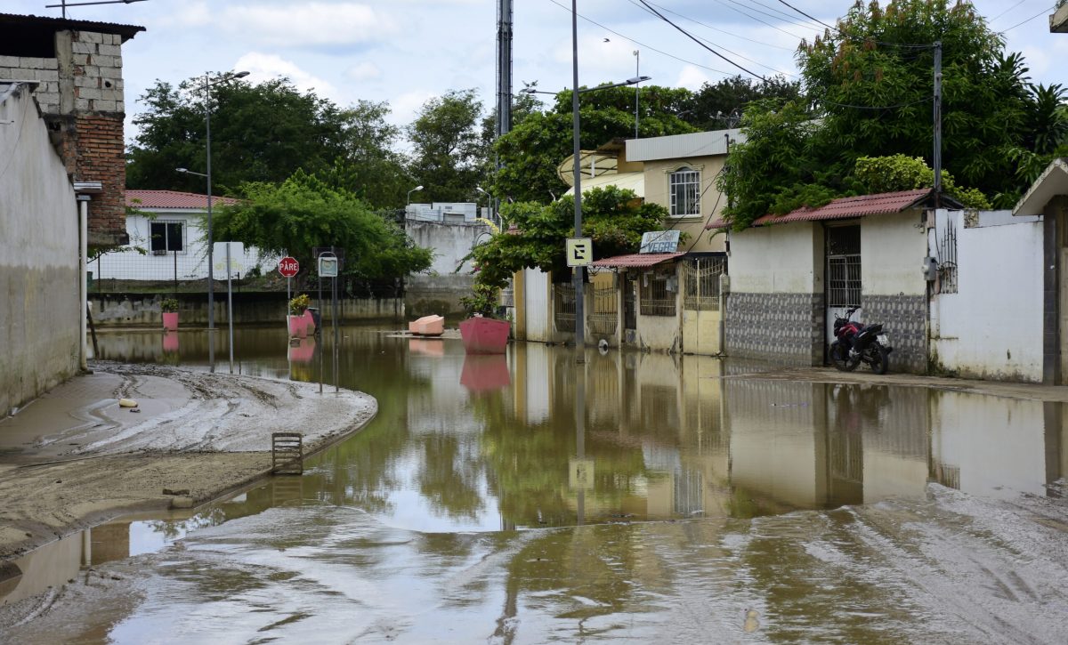 La calle 18 de Octubre y Chile, permanecen con agua y lodo.