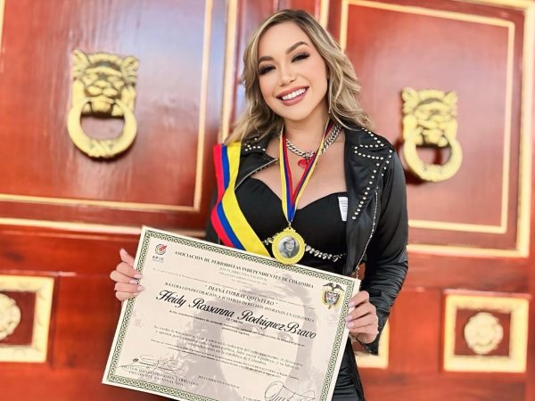 Rossanna brilla en Colombia: Artista ecuatoriana fue condecorada con el prestigioso premio Diana Turbay