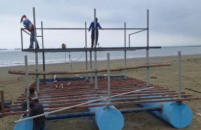 Trabajadores mientras construían la barquita Rua Beach antes de la suspensión del sábado.