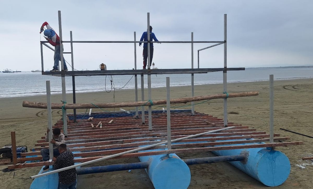 Trabajadores mientras construían la barquita Rua Beach antes de la suspensión del sábado.