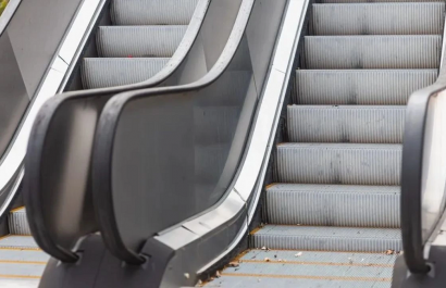 Tragedia en centro comercial: escalera eléctrica arranca el brazo a un niño de 2 años