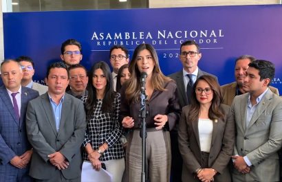 Valentina Centeno (centro) jefa de la bancada de ADN, en rueda de prensa. FOTO: Captura de pantalla de @BancadaADN.