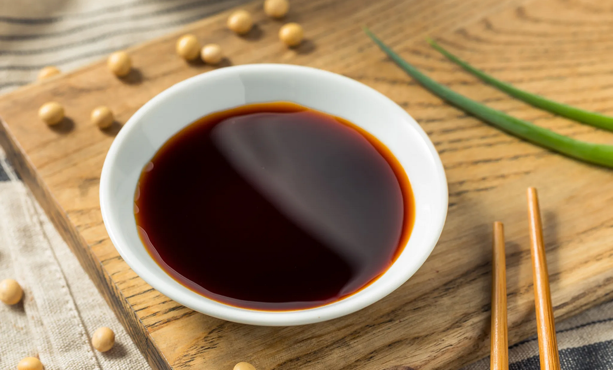 ¿La salsa de soya es buena para la salud? Estos son sus beneficios y precauciones