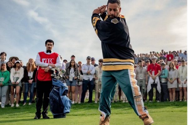 El cantante puertorriqueño Bad Bunny y el actor Adam Sandler, en una escena de Juego de Locura 2.