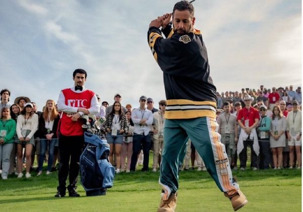 El cantante puertorriqueño Bad Bunny y el actor Adam Sandler, en una escena de Juego de Locura 2.