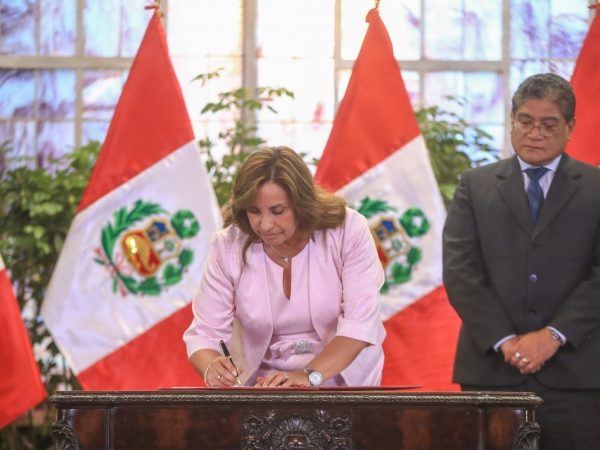 La presidenta de Perú, Dina Boluarte, promulga la ley de amnistía. FOTO: Europa Press.