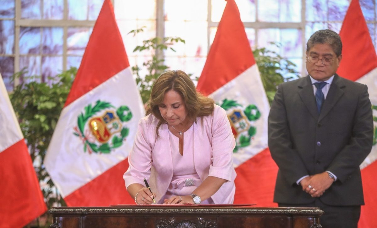 La presidenta de Perú, Dina Boluarte, promulga la ley de amnistía. FOTO: Europa Press.