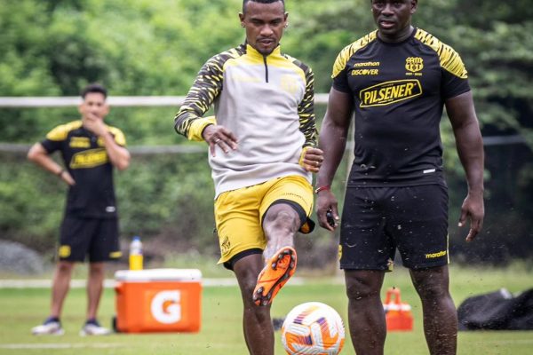 Segundo Castillo dirigiendo un entrenamiento de Barcelona SC