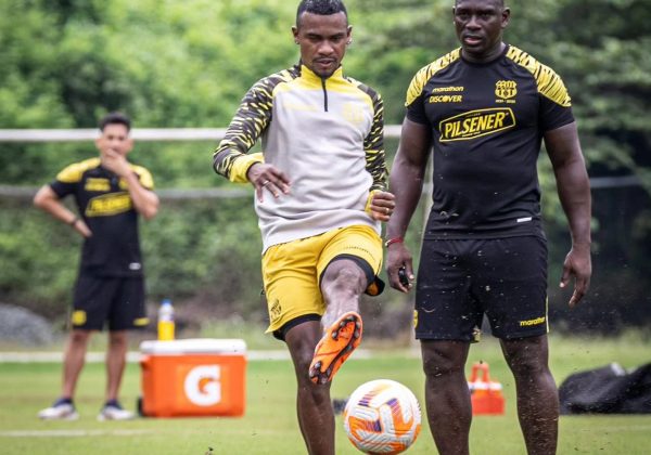 Segundo Castillo dirigiendo un entrenamiento de Barcelona SC