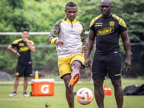 Segundo Castillo dirigiendo un entrenamiento de Barcelona SC