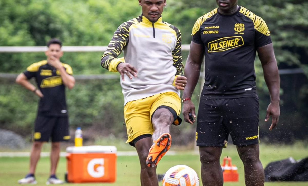 Segundo Castillo dirigiendo un entrenamiento de Barcelona SC