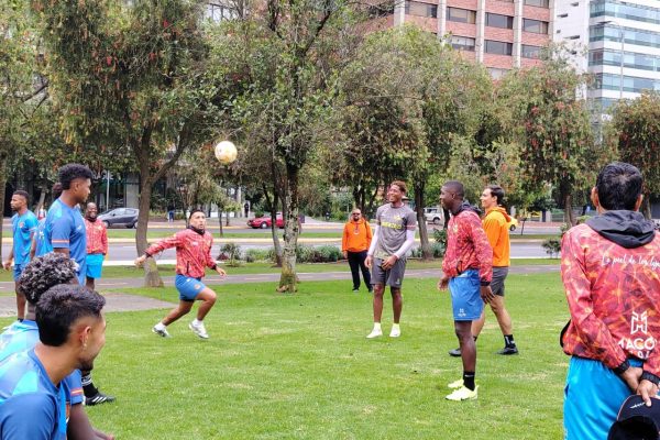 Libertad FC se instaló en el parque La Carolina para realizar ejercicios tácticos y físicos antes de su choque contra Independiente del Valle.