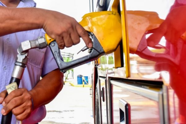 El gobierno elimina el subsidio del diésel y anuncia 18 compensaciones sociales, productivas y para transporte.