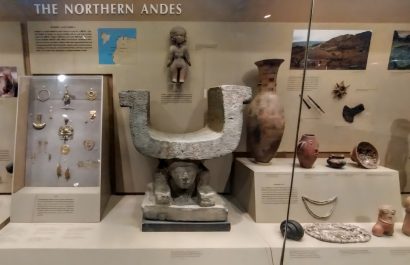 Las Sillas Manteñas son esculturas de piedra, talladas en una sola pieza, que representaban el estatus y el poder de las élites de la Cultura Manteña.
