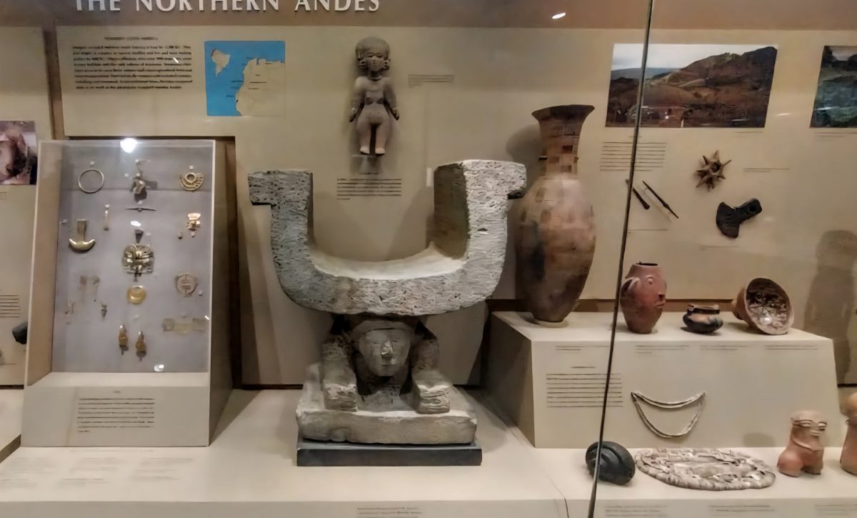 Las Sillas Manteñas son esculturas de piedra, talladas en una sola pieza, que representaban el estatus y el poder de las élites de la Cultura Manteña.