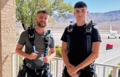 Mitchell Deakin y su instructor sobreviven a caída libre tras falla de paracaídas