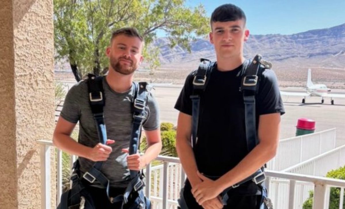 Mitchell Deakin y su instructor sobreviven a caída libre tras falla de paracaídas