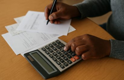 SRI detecta inconsistencias en 9.000 declaraciones de Impuesto a la Renta de 2022. FOTO: Inteligencia Artificial (IA).