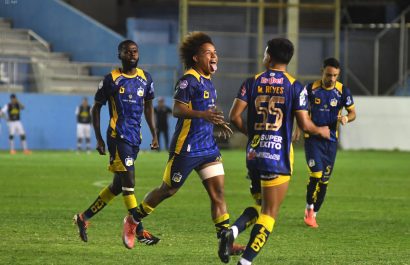 Erick Mendoza, celebra uno de sus 8 goles que ha marcado este año.