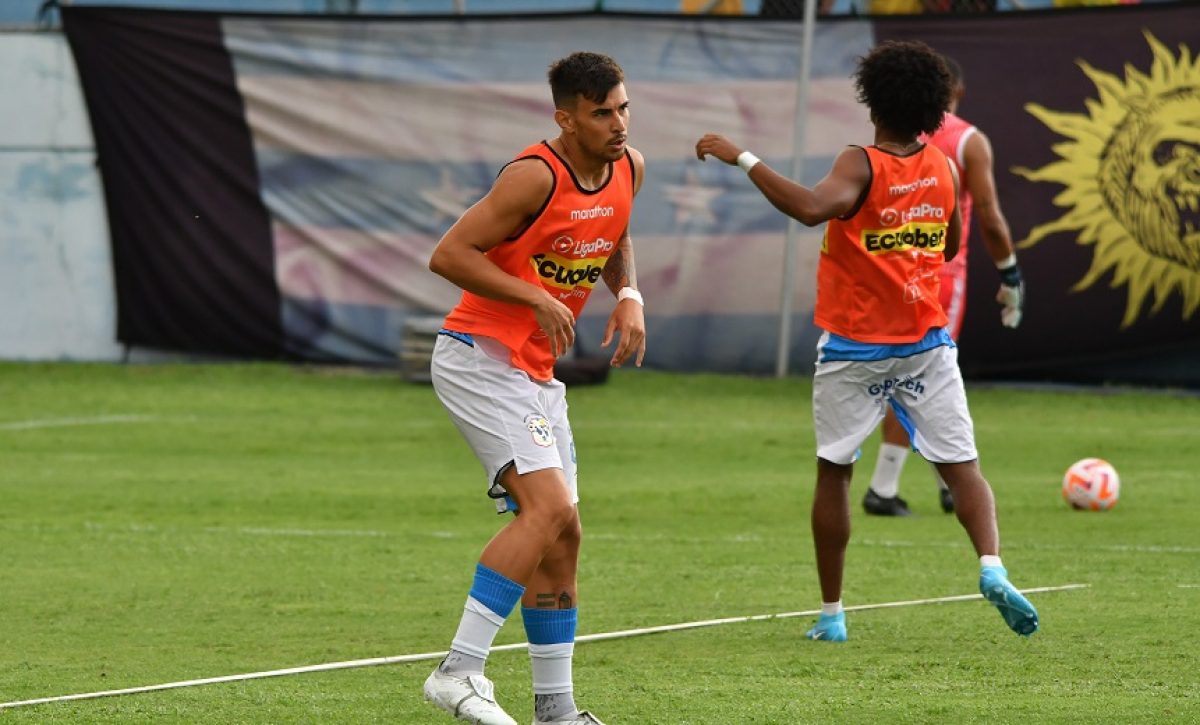 Jugadores del Manta FC en un calentamiento.