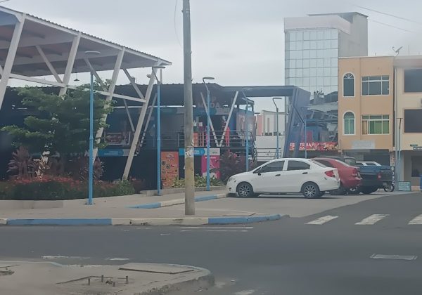 El robo sistemático de cables en la plaza Tarqui de Manta deja zonas sin luz, afecta al comercio y provoca pérdidas económicas.