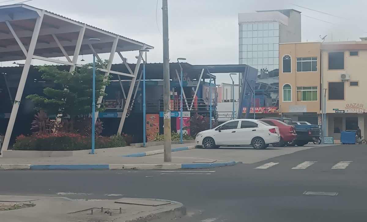El robo sistemático de cables en la plaza Tarqui de Manta deja zonas sin luz, afecta al comercio y provoca pérdidas económicas.