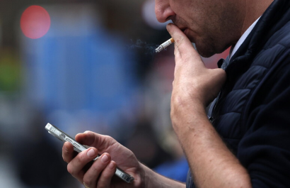 Francia da un paso histórico: así funcionará la nueva prohibición de fumar en espacios públicos