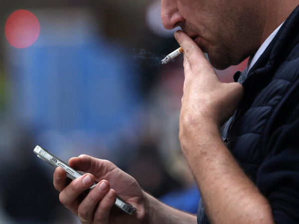 Francia da un paso histórico: así funcionará la nueva prohibición de fumar en espacios públicos