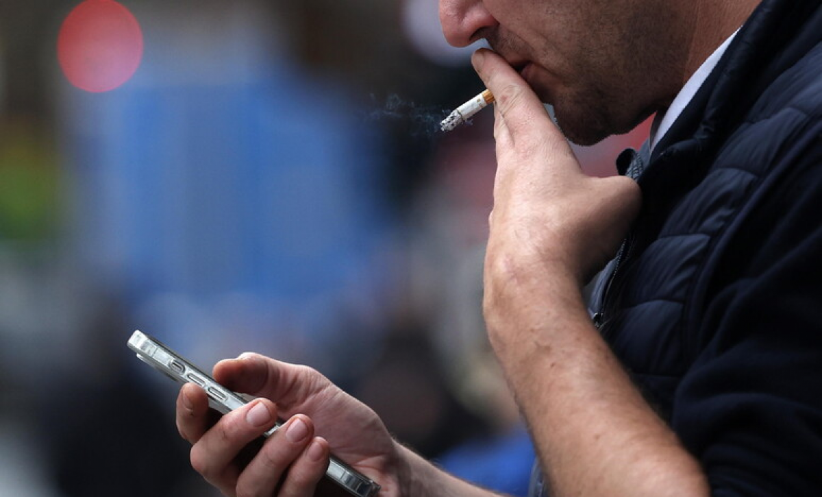 Francia da un paso histórico: así funcionará la nueva prohibición de fumar en espacios públicos