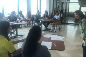 Damia Mendoza impartió el taller de poesía, previo a las Jornadas Cervantinas 2025.