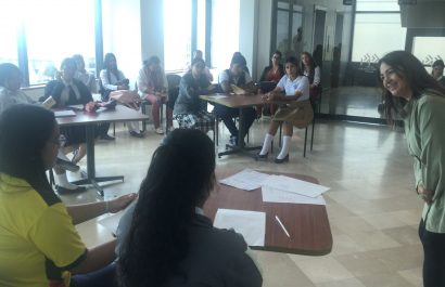 Damia Mendoza impartió el taller de poesía, previo a las Jornadas Cervantinas 2025.