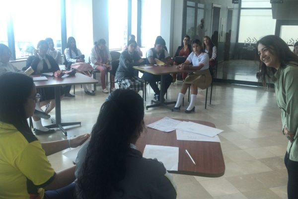 Damia Mendoza impartió el taller de poesía, previo a las Jornadas Cervantinas 2025.