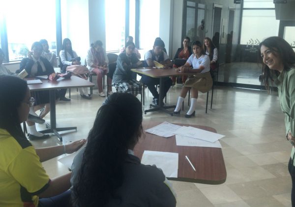Damia Mendoza impartió el taller de poesía, previo a las Jornadas Cervantinas 2025.