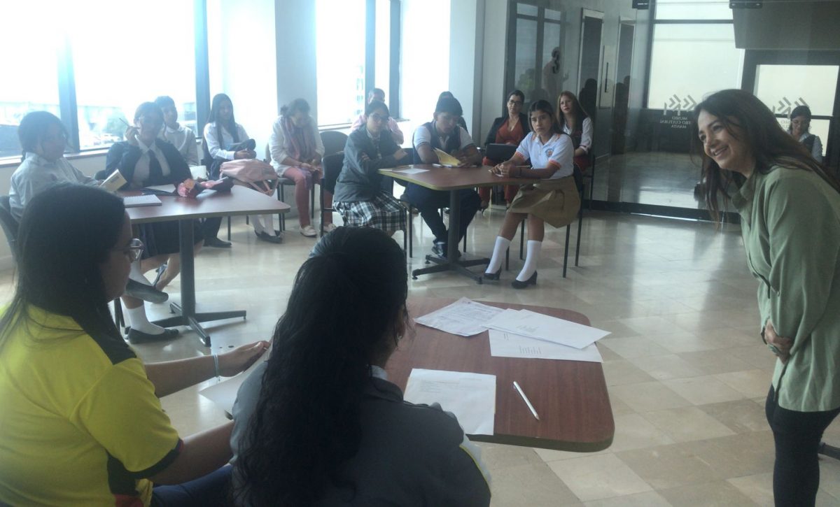 Damia Mendoza impartió el taller de poesía, previo a las Jornadas Cervantinas 2025.