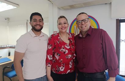 Organizadores del taller para gestionar el estrés, que está dirigido a niños, jóvenes, adultos y profesionales.