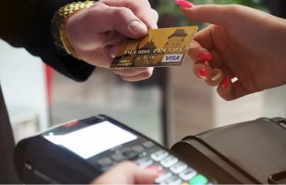Los expertos recomiendan usar el crédito diferido solo para bienes de larga duración y planificar los gastos para no exceder el 30% del límite de crédito, evitando el sobreendeudamiento.