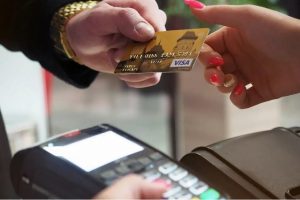 Los expertos recomiendan usar el crédito diferido solo para bienes de larga duración y planificar los gastos para no exceder el 30% del límite de crédito, evitando el sobreendeudamiento.