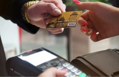 Los expertos recomiendan usar el crédito diferido solo para bienes de larga duración y planificar los gastos para no exceder el 30% del límite de crédito, evitando el sobreendeudamiento.