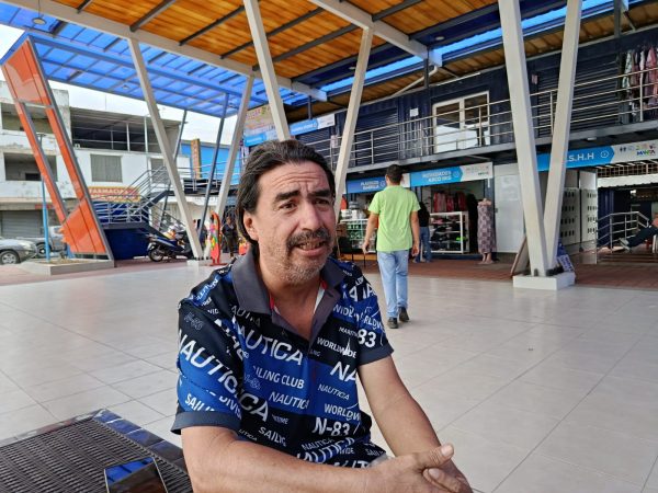 Jhon Vera, dirigente de Tarqui, mientras explica los inconvenientes en Plaza Tarqui.