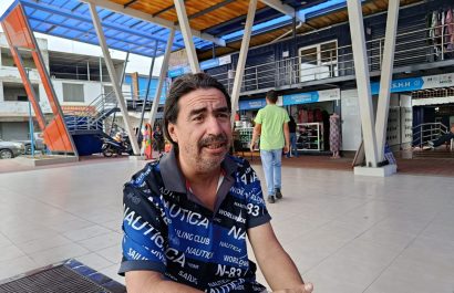 Jhon Vera, dirigente de Tarqui, mientras explica los inconvenientes en Plaza Tarqui.