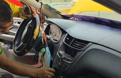 Taxista inició su jornada como cualquier día, pero una culebra en su taxi lo dejó sin aliento