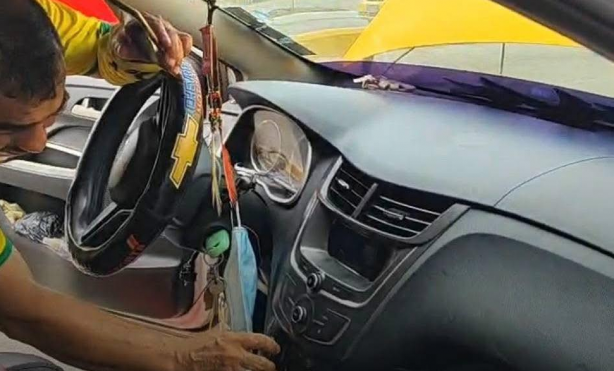 Taxista inició su jornada como cualquier día, pero una culebra en su taxi lo dejó sin aliento