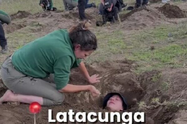 ¿Enterrados vivos para sanar? La terapia que genera polémica en Ecuador