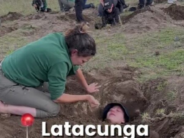 ¿Enterrados vivos para sanar? La terapia que genera polémica en Ecuador