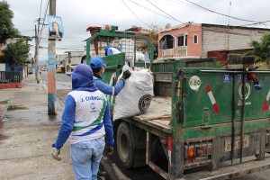 El Municipio de Guayaquil recoge 12 toneladas de desechos en puntos críticos.